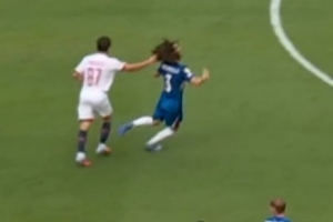 华体会官方网站-内维斯拉拽库库头发染红，蓝军跟队调侃：足坛最关键的制胜发型