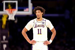 华体会官方网站入口-美记：湖人今年休赛期的优先事项之一是留下中锋海斯